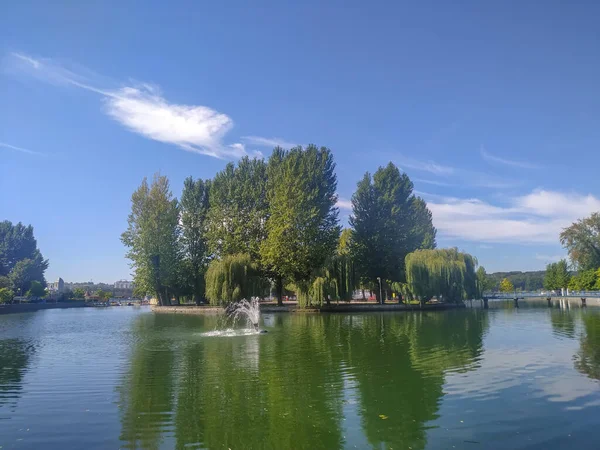 公園内の秋の風景や池や湖の堤防 — ストック写真