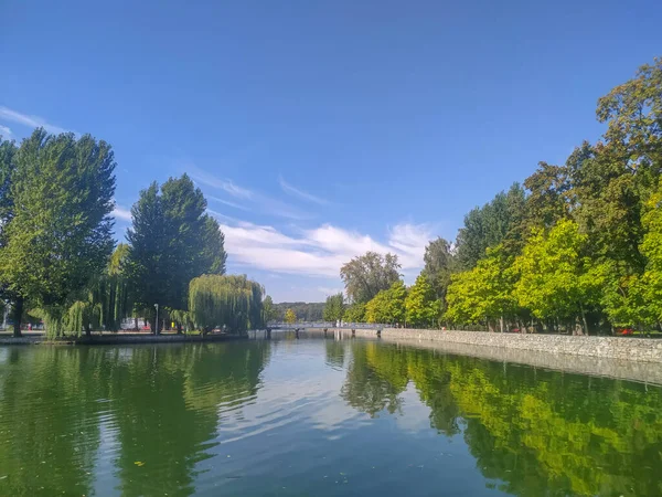 公園内の秋の風景や池や湖の堤防 — ストック写真