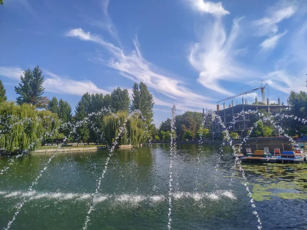9月のウォーターフロントの公園で噴水 — ストック写真