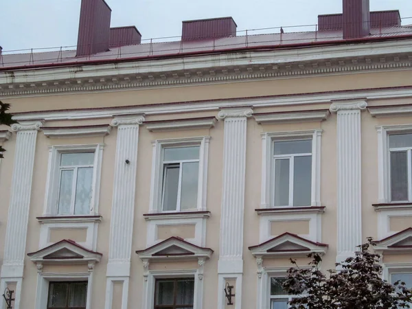 Façade Immeuble Résidentiel Avec Fenêtres Donnant Sur Rue — Photo