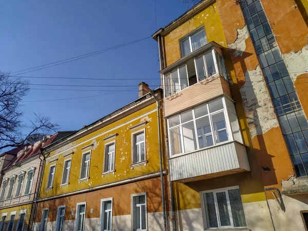 Fachada Uma Casa Velha Cidade Primavera — Fotografia de Stock