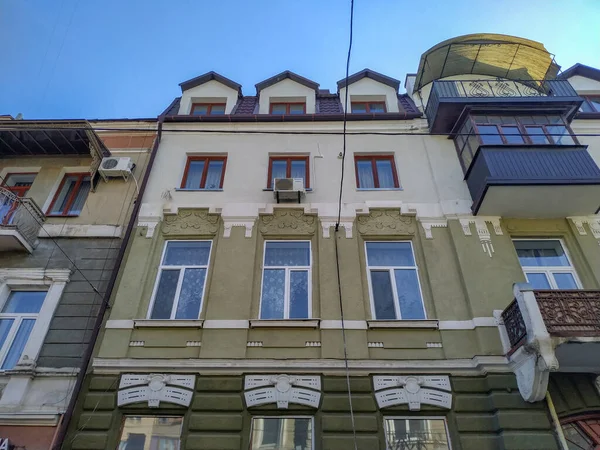 Fachada Uma Casa Velha Cidade Primavera — Fotografia de Stock