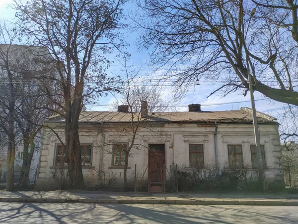 Фасад Старого Дома Городе Весной — стоковое фото