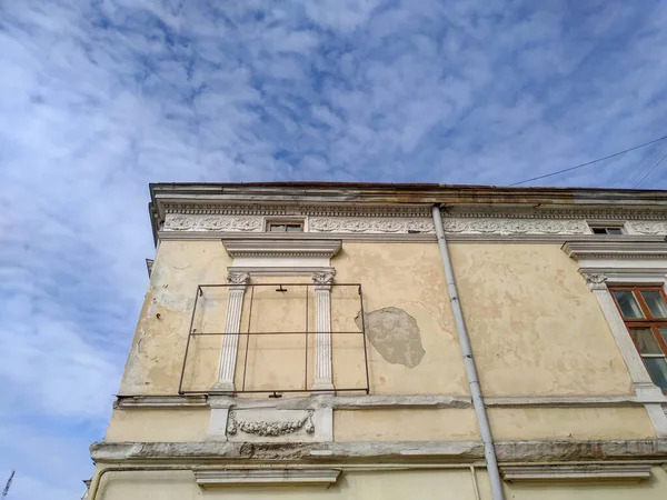 Фасад Старого Дома Городе Весной — стоковое фото