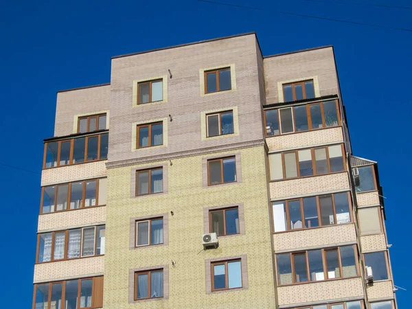 Gebouw Van Een Woongebouw Stad Met Uitzicht Ramen Muren Balkons — Stockfoto