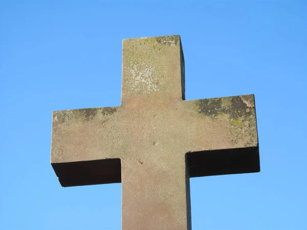 Uma Cruz Pedra Cristã Católica Muito Antiga Cemitério Coberto Musgo — Fotografia de Stock