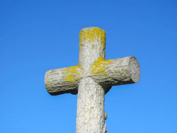 Çok Eski Bir Katolik Hristiyan Haçı Yosun Kaplı Bir Mezarlıkta — Stok fotoğraf