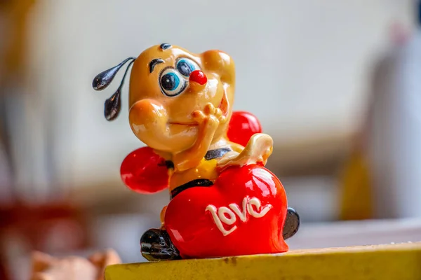 Rote Skulptur Einer Biene Mit Herz Geschenk Zum Valentinstag Und — Stockfoto