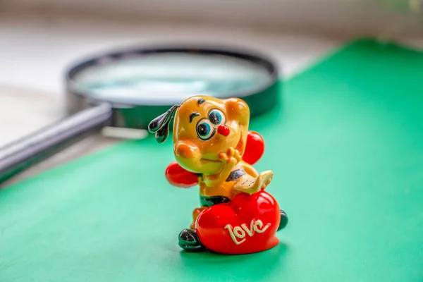 Escultura Roja Una Abeja Con Corazón Regalo Para Día San — Foto de Stock