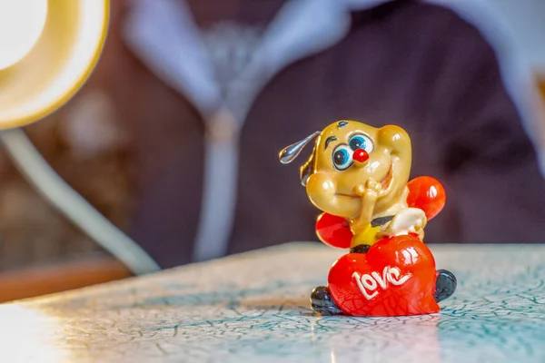 Escultura Roja Una Abeja Con Corazón Regalo Para Día San —  Fotos de Stock