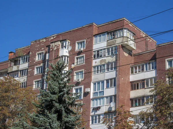 İkamet alanındaki bir apartmanın ön cephesi.