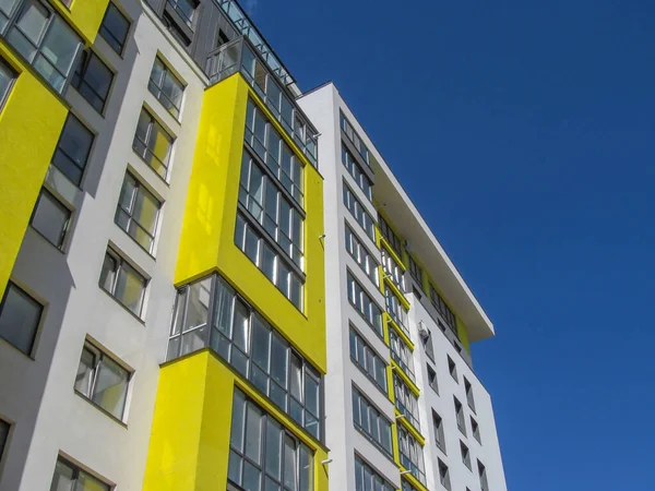 İkamet alanındaki bir apartmanın ön cephesi.