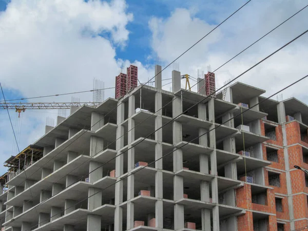 Çok katlı beton bir konut inşaatı