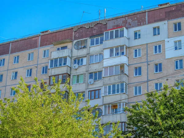 İkamet alanındaki bir apartmanın ön cephesi.