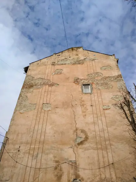 Фасад Старого Дома Городе Весной — стоковое фото