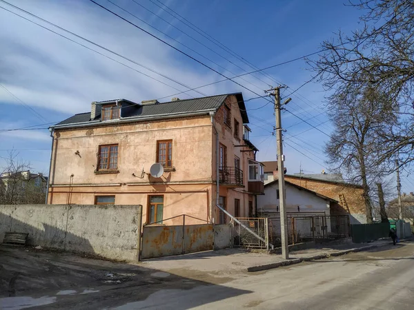 Facciata Una Vecchia Casa Città Primavera — Foto Stock