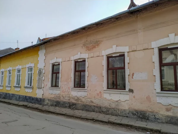 Фасад Старого Дома Городе Весной — стоковое фото