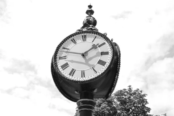 Reloj Calle Triangular Parque Sobre Fondo Del Cielo —  Fotos de Stock