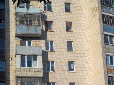Şehrin pencerelerine, duvarlarına ve balkonlarına bakan bir apartman cephesi