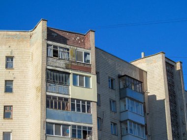 Şehrin pencerelerine, duvarlarına ve balkonlarına bakan bir apartman cephesi