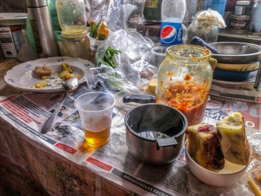 Masada bir sürü yiyecek ve papaya çayı var.