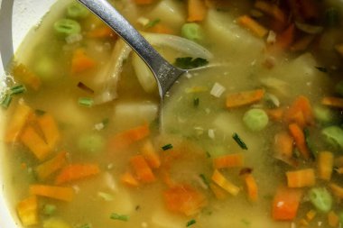 Tabakta ve kaşıkta bezelye çorbası