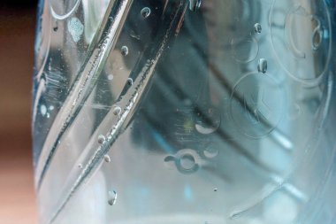 Şifalı suyu olan plastik mavi şişe.