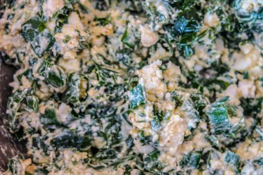 Peynirli, yumurtalı ve soğanlı lezzetli salata.