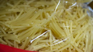 Mutfakta küçük hamurlu paket var.