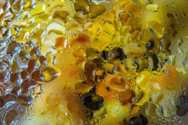 Tavanın kapağına su ve yağ damlaları