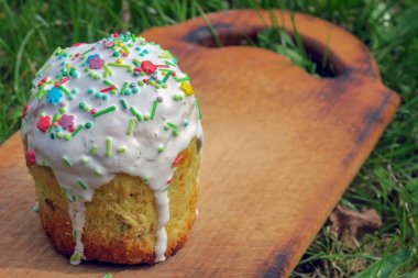 Renkli meyveli Paskalya pastası