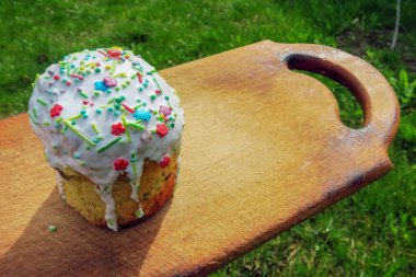 Renkli meyveli Paskalya pastası