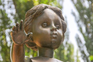 Metal sokak anıtı Küçük bir kız için