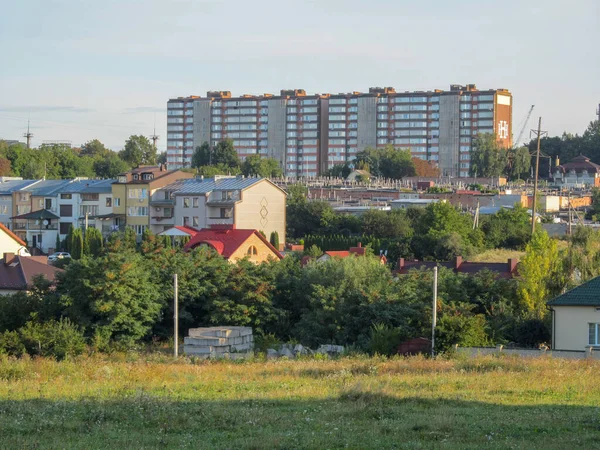 Fasad Ett Bostadshus Staden Med Utsikt Över Fönster Väggar Och — Stockfoto