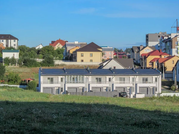 Fasad Ett Bostadshus Staden Med Utsikt Över Fönster Väggar Och — Stockfoto