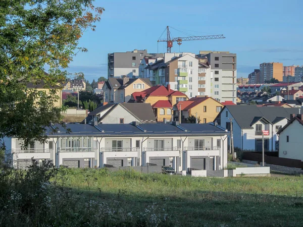 Fasad Ett Bostadshus Staden Med Utsikt Över Fönster Väggar Och — Stockfoto