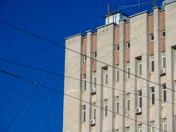 Şehrin Pencerelerine Duvarlarına Balkonlarına Bakan Bir Apartman Cephesi — Stok fotoğraf