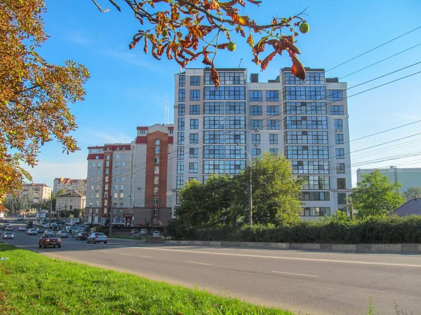 Fachada Edificio Residencial Ciudad Con Vistas Las Ventanas Paredes Balcones — Foto de Stock