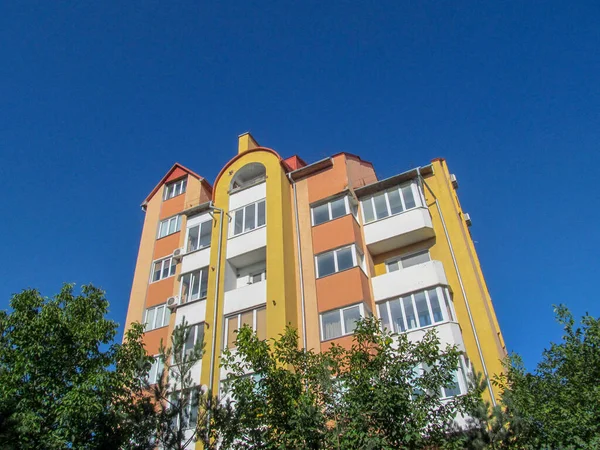 Fachada Edificio Residencial Ciudad Con Vistas Las Ventanas Paredes Balcones —  Fotos de Stock