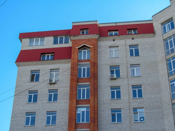 Şehrin Pencerelerine Duvarlarına Balkonlarına Bakan Bir Apartman Cephesi — Stok fotoğraf