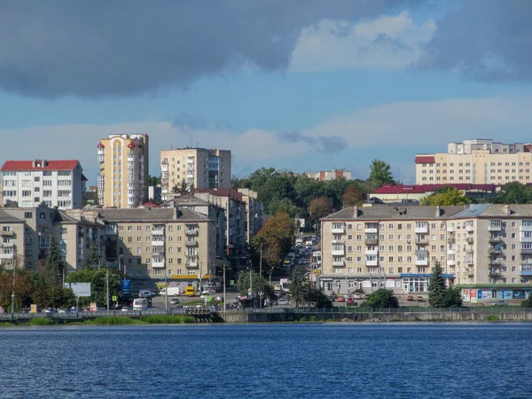 Şehrin Pencerelerine Duvarlarına Balkonlarına Bakan Bir Apartman Cephesi — Stok fotoğraf