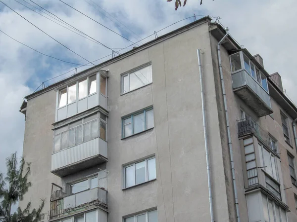 Şehrin Pencerelerine Duvarlarına Balkonlarına Bakan Bir Apartman Cephesi — Stok fotoğraf