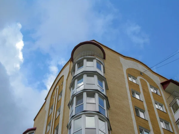 Fachada Edifício Residencial Cidade Com Vista Para Janelas Paredes Varandas — Fotografia de Stock