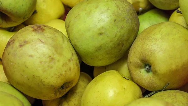 Delicious big green apples in a bowl