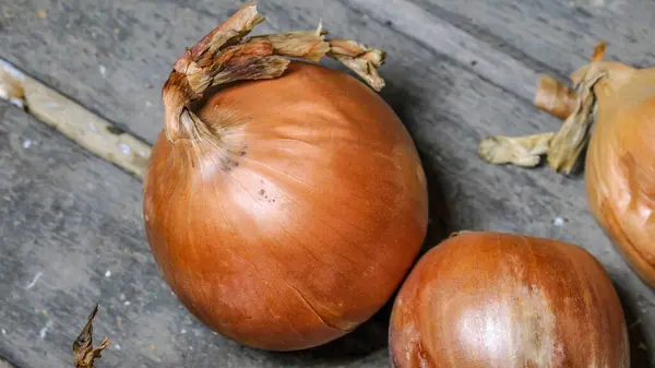 Deliziosi Frutti Cipolla Gialla Una Scatola — Foto Stock