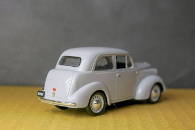 Sovyet KIM arabasının gri oyuncak plastik modeli