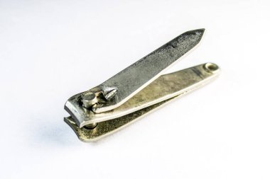 Beyaz arka planda metal tırnak makası