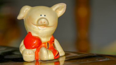Küçük renkli oyuncak heykel domuzu
