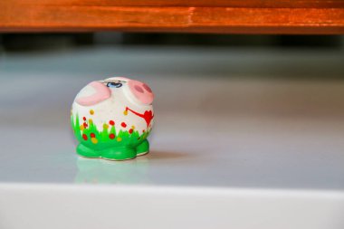 Küçük renkli oyuncak heykel domuzu