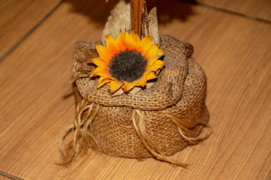 Sarı-siyah şey ayçiçeği. Odada taç yaprakları var.